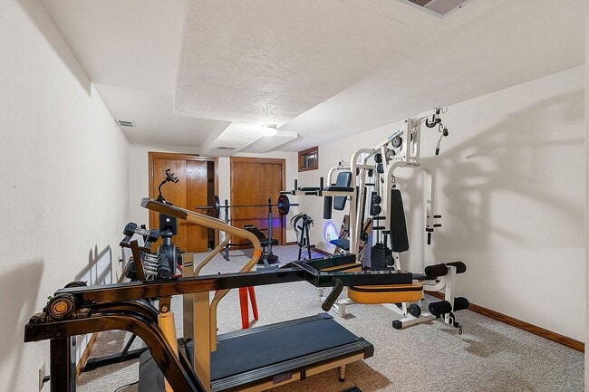 Building Photo - 5 BEDROOM 4.5 BATH PRIVATE BACKYARD