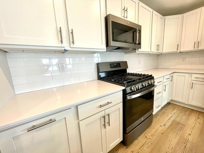 Building Photo - 10948 Yalta St NE