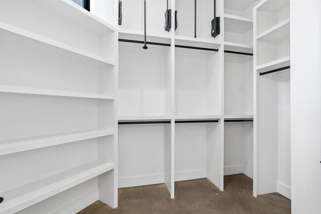 Building Photo - 603 E 47th St