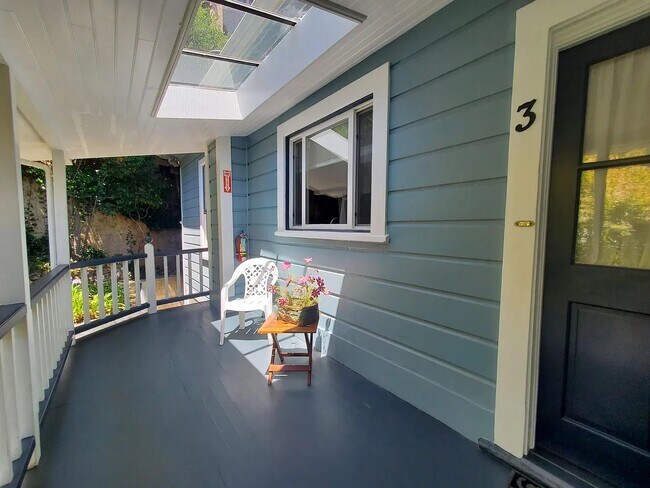 Private enclosed porch entrance, overlooking a secluded green garden - 31 Princess Ln
