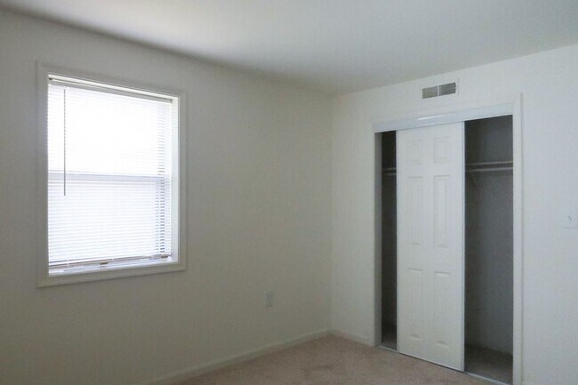 Building Photo - Modern Two Bedroom + Den Condo! Minutes to Congress Heights Metro!