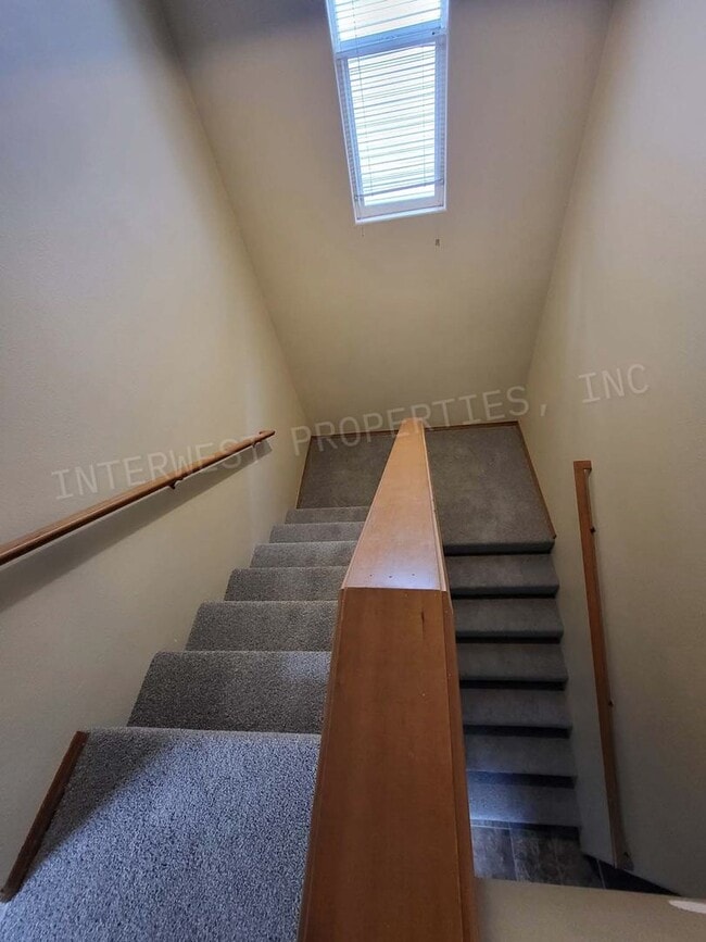 Building Photo - 3bd 2 ba Townhouse w/Washer/Dryer in Unit, Yard and Garage!