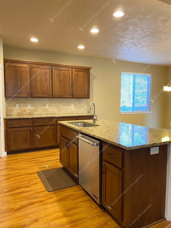 Building Photo - SW Bend Home Close to Old Mill & Deschutes River Trail