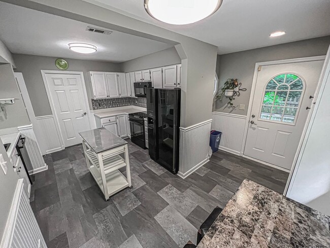 Building Photo - Bright And Relaxing 2 Bed 2 Bath Partially Furnished Home in Beautiful Franklin Farm Foundation