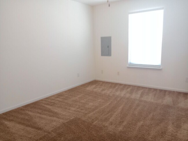 Building Photo - 1729-1731-1731 Louise Cir