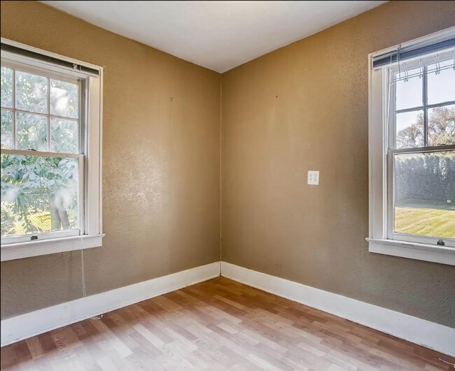 Building Photo - Cute Bungalow - Close to Downtown + Finished Basement!!