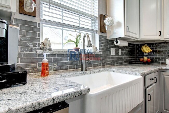 Building Photo - 563 Lost Valley Point