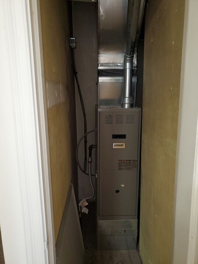Building Photo - Private loft apartment over barber shop ne...