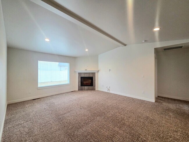 Building Photo - Newer Rambler in Mary Hill Estates!