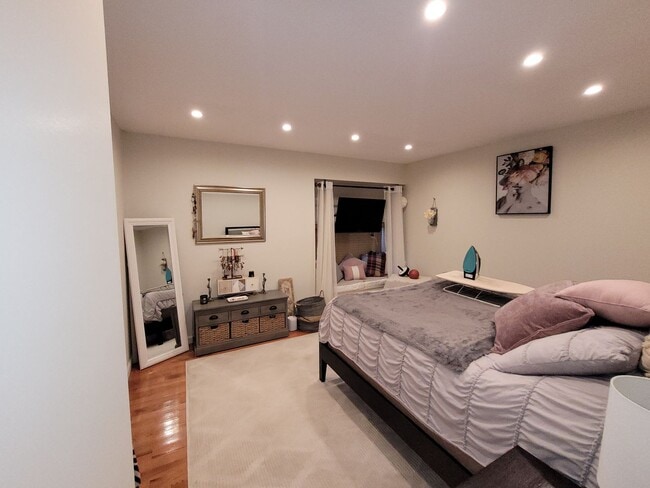 Building Photo - Lovely End Unit Located in Highly Sought A...