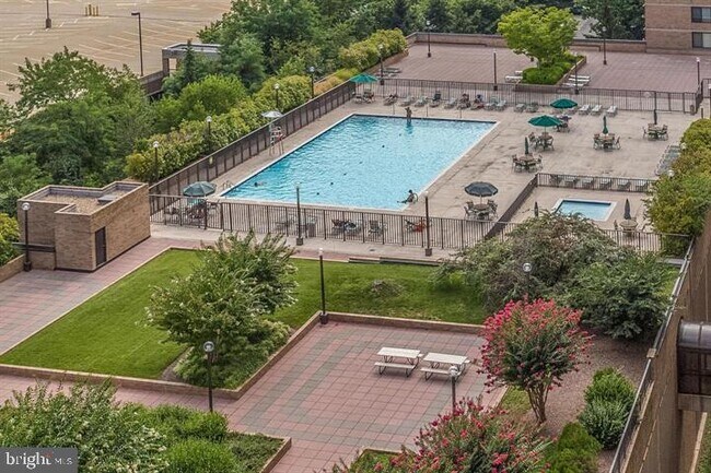 Building Photo - 3709 S George Mason Dr