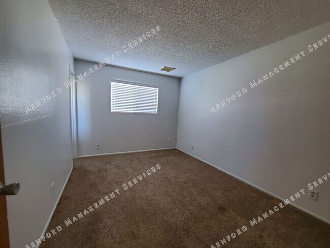 Building Photo - 3 BEDROOM HOME WITH HUGE BACKYARD/GARDEN AREA