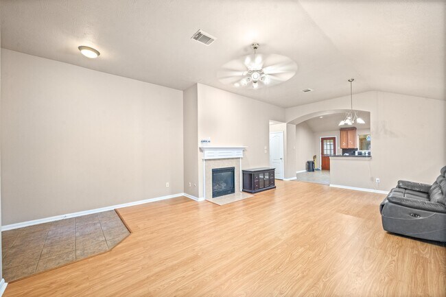 Building Photo - 10315 Kennewick Dr