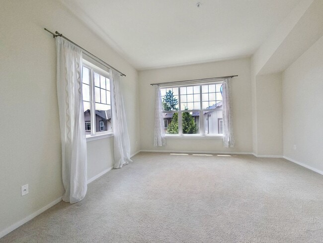 Building Photo - Spacious 3BR/3.5BA Townhome in Desirable E...