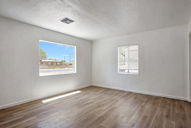 Building Photo - 224 W Glenrosa Ave