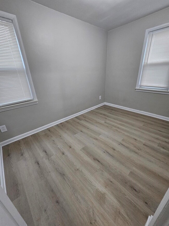 Building Photo - 3 Bedroom Large Bungalow w/ Attached 2 Car...