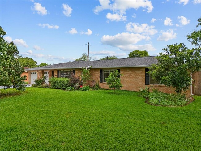 Building Photo - 8014 Dellanera Rd