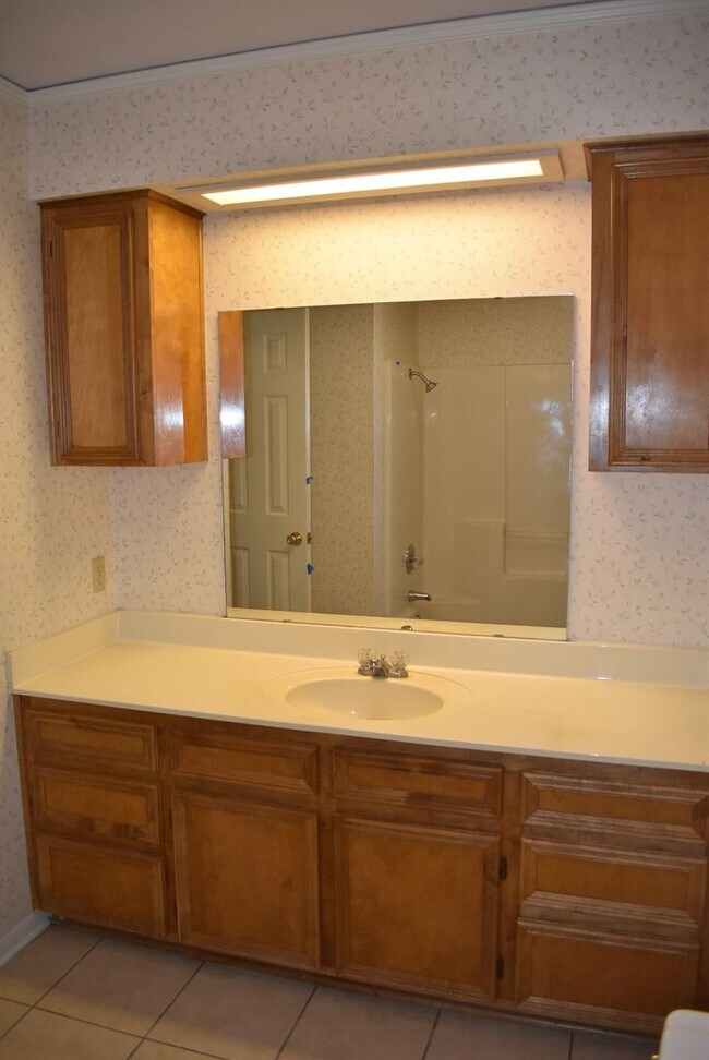Building Photo - 907 Crymes Ln