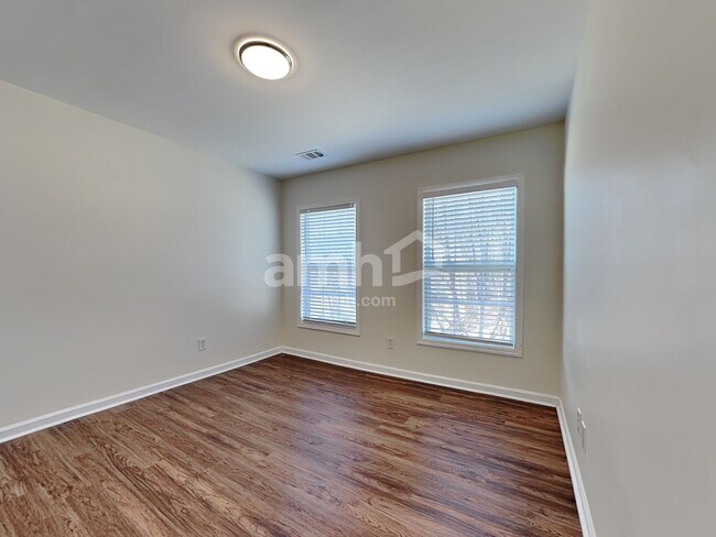 Building Photo - 1152 Balvaird Dr SE