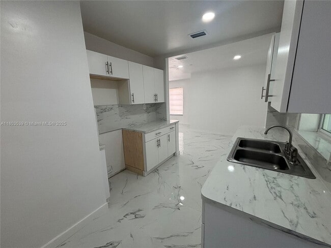 Building Photo - 191 W 59th St