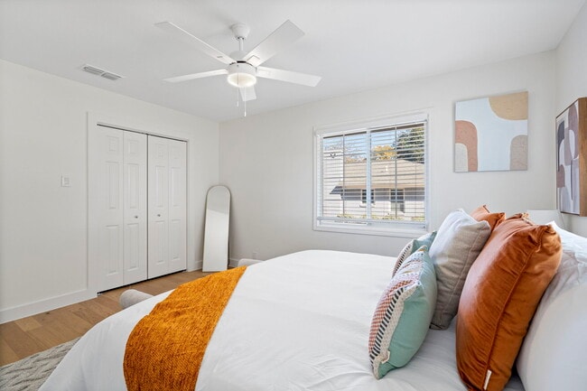 Building Photo - 6501 Ravendale Ln