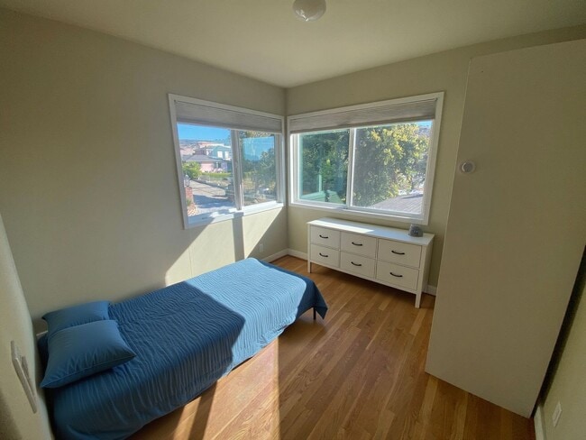 Building Photo - Modern Townhome with Gorgeous City Views – Prime Thousand Oaks Locati