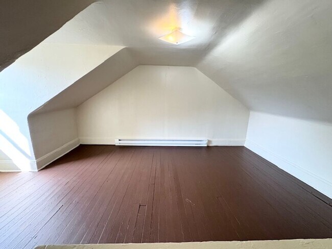 Building Photo - 4 Bedroom Townhome