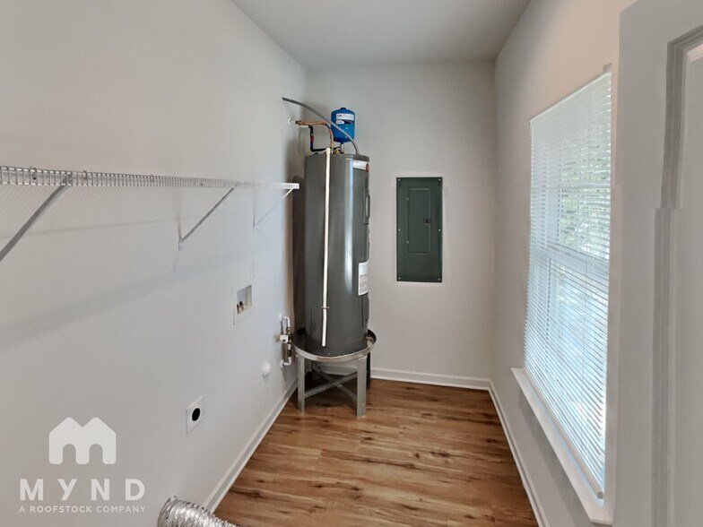 Building Photo - 203 S Skyland Dr