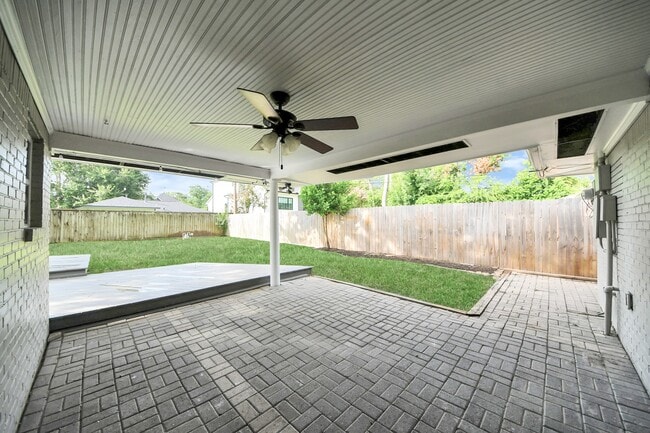 Building Photo - 2215 Gardenia Dr