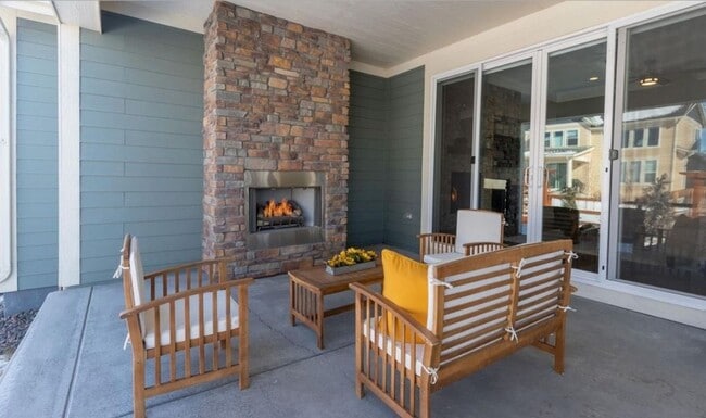 Building Photo - Gorgeous & Large 3 Bedroom 2 Bath Home wit...