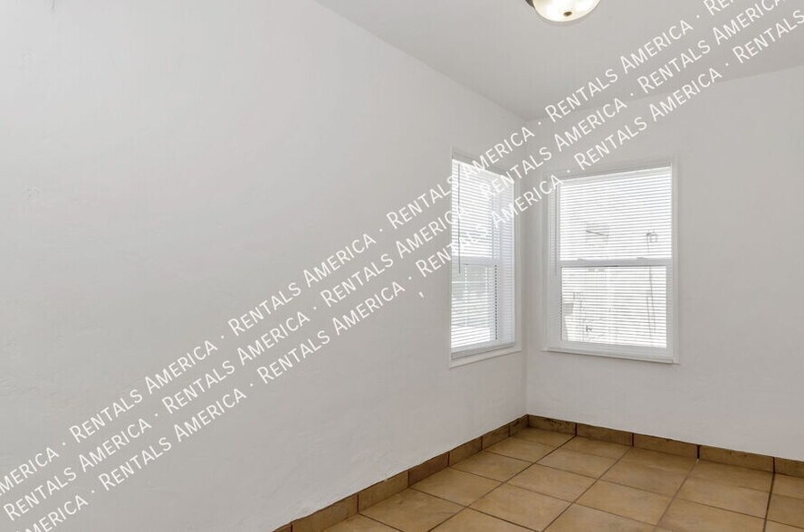 Building Photo - 1119 E Silver St