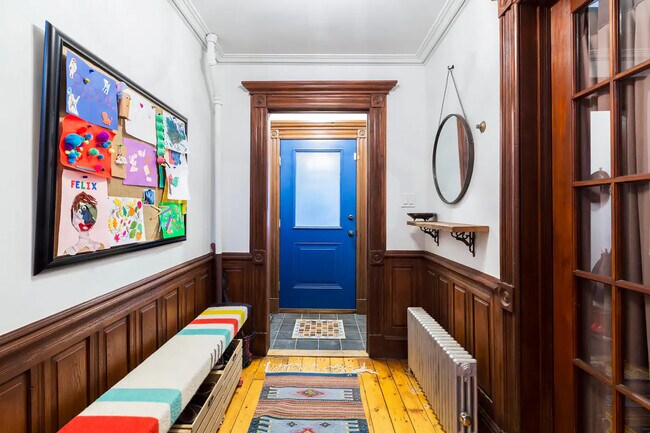 Entryway under the stoop - 140 Halsey St