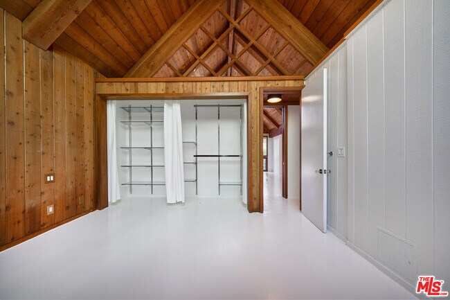 Building Photo - 201 S Larchmont Blvd