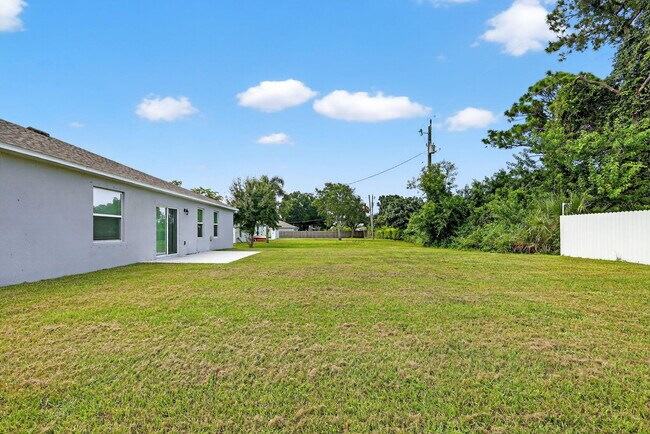 Building Photo - 657 NE Horizon Ln