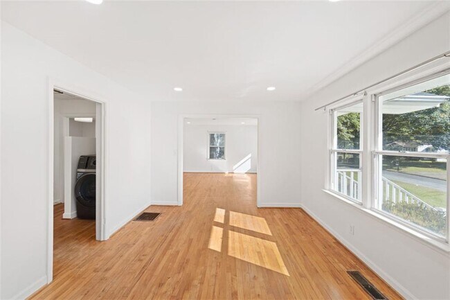 Building Photo - 1416 Woodland Hills Dr NE