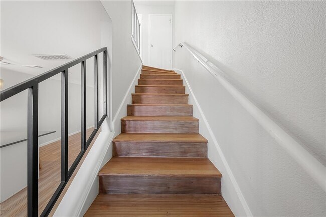 Building Photo - 3820 Southway Dr