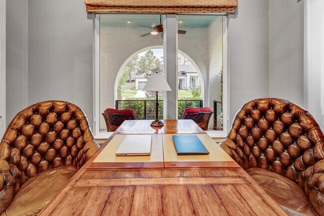 Building Photo - 327 N Turks Cap Trail