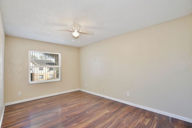 Building Photo - Spacious 2/2 Cozy Condo with a Screened Balcony in the Gated Community of Hawthorne Village - Orl...