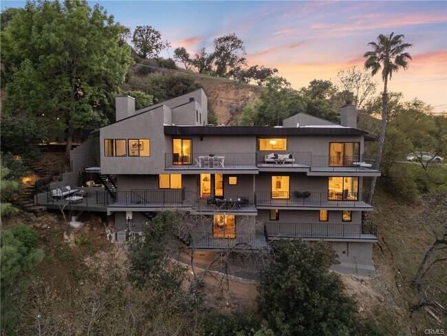 Building Photo - 3250 Coldwater Canyon Ave