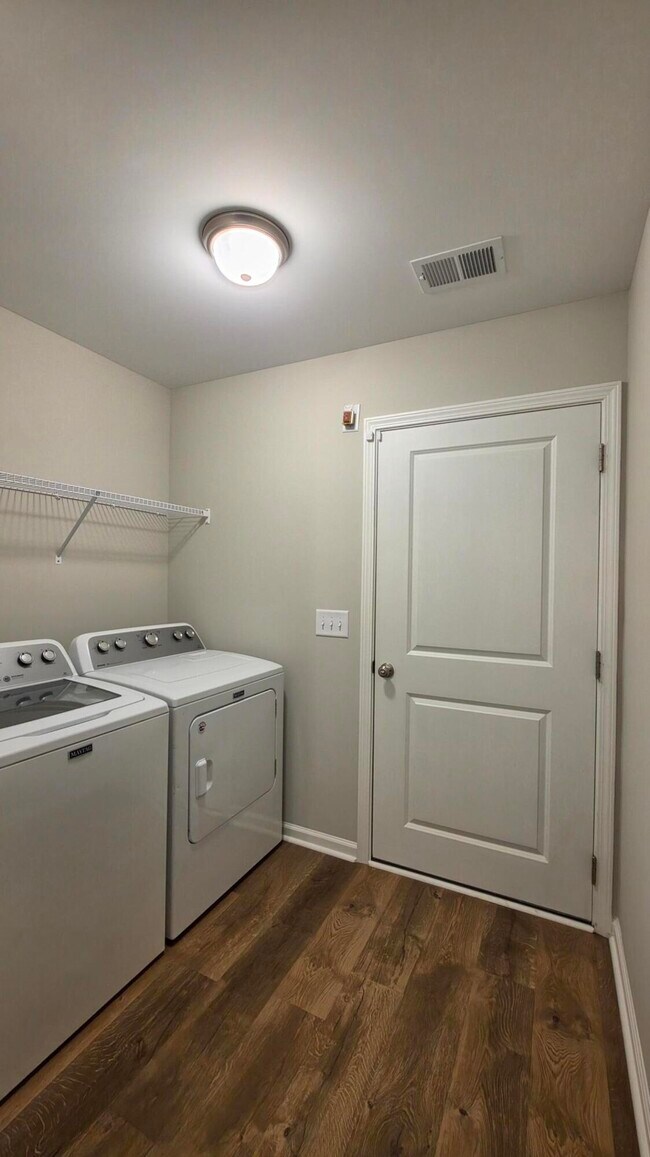 Building Photo - 588 Brushwood Dr