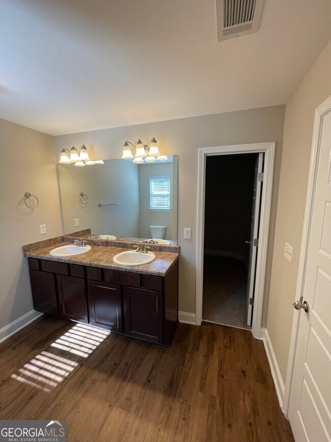 Building Photo - 495 Kirkland Dr