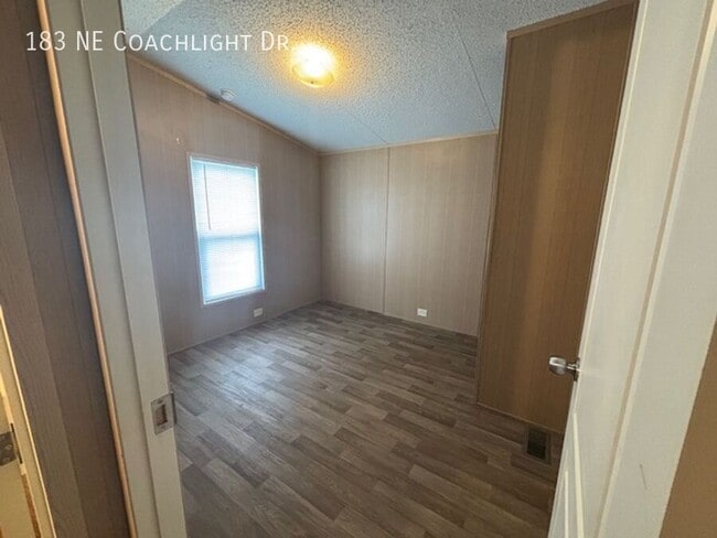 Building Photo - 183 Coachlight Dr