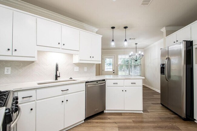 Building Photo - 23 Pamela Ln