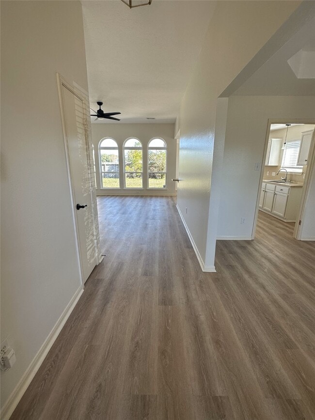 Building Photo - 204 Wood Hollow Dr