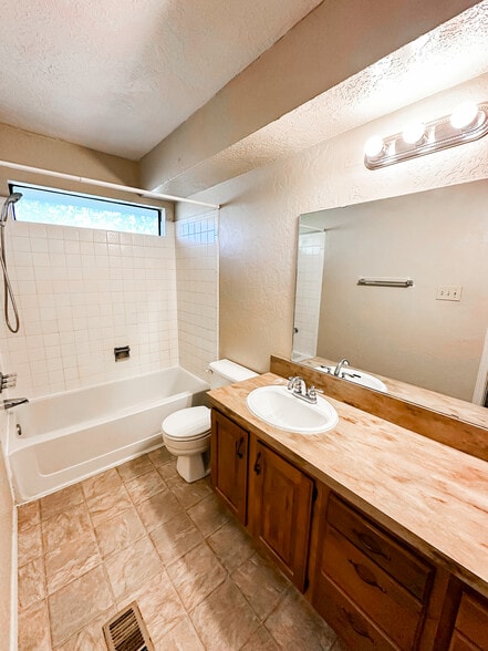 Building Photo - 6818 NW Willow Springs Dr