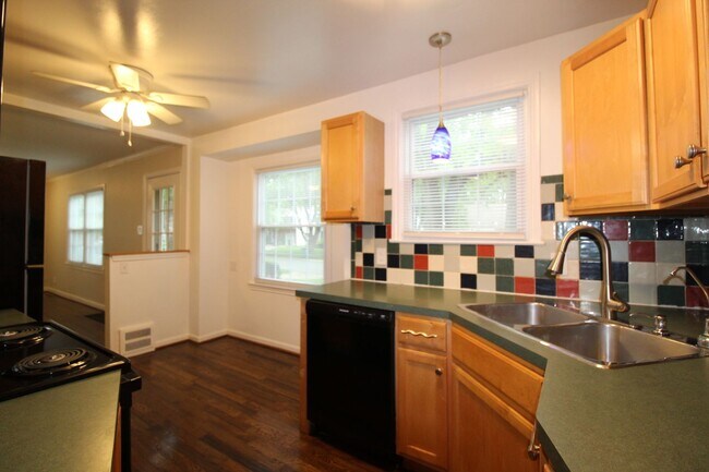 Building Photo - 2 Bedroom 1 Bath Home in Roeland Park
