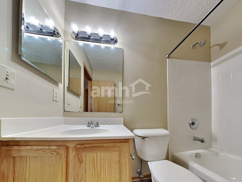 Building Photo - 6870 Laburnum Dr