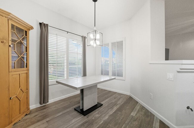 Building Photo - Upgraded 1 Bedroom Condo in Gated Communit...