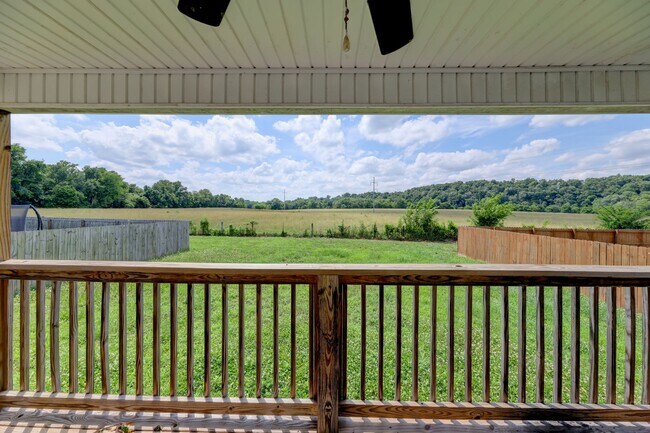 Building Photo - Sharp 3 bed 2 bath with Bonus room and nice fenced yard.