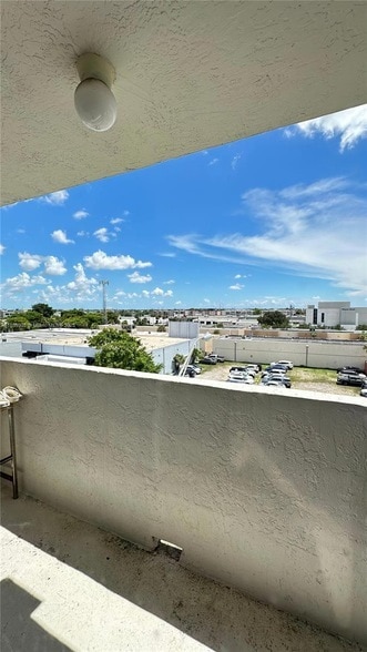 Building Photo - 6060 W 21st Ct